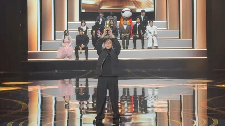 พูดตรงๆ แล้วพิธีกรก็ได้ประโยชน์จากชื่อเสียงเหมือนกัน นั่งร่วมโต๊ะกับคนระดับ L เลยนะ