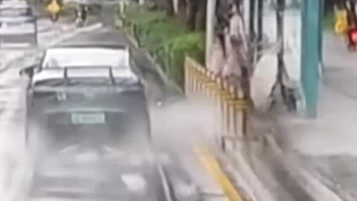 Xpeng P7 deliberately plows into a puddle at a bus stop! He needs to be handed over to the traffic p