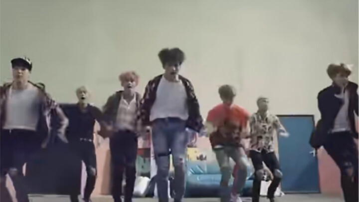 BTS – Dàn sao BTS khiến cả người qua đường cũng phải cười bò luôn á! Hahaha, quá bùng nổ luôn! BTS –