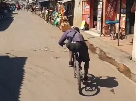 Anh chàng này chỉ có thể ra ngoài vào buổi trưa.