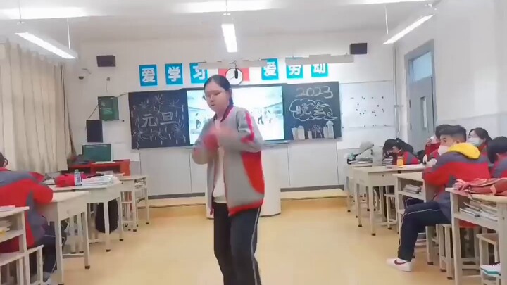 [SNH48] Five-year-olds gather at school for a dance cover (Sweet Trap) on New Year's Day