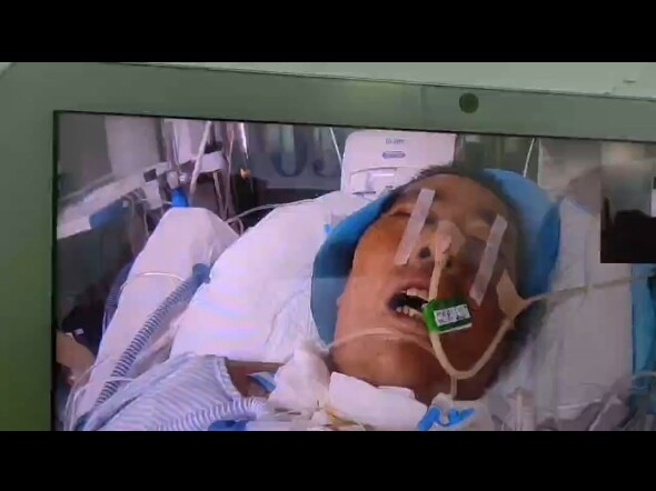 تشجعي يا أمي، كلنا ننتظر عودتك. اليوم هو اليوم الخامس والخمسون في العناية المركزة، جميعنا نفتقدك كثي