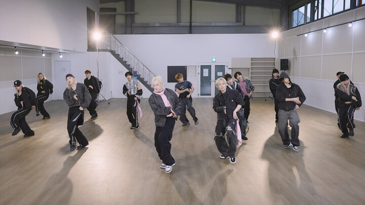 Ruang latihan tari Stray Kids DO IT