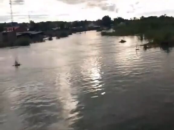 ตอนแรกฉันนึกว่าสะพานกำลังสั่นไหว บางท่านอาจไม่เข้าใจ ที่จริงตัวสะพานมั่นคงดี เพียงแต่กระแสน้ำพัดเอาส