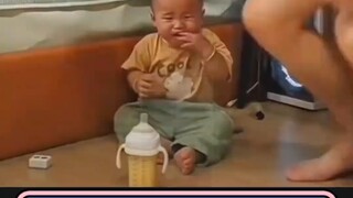 爸爸治娃有一招，熊孩子犯懒，宁愿饿着也不自己拿奶瓶，“有种你别喝，看你犟”
