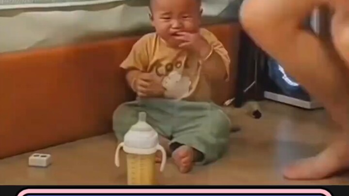 Bố có một chiêu trị con, thằng bé lì lợm, thà nhịn đói chứ nhất định không tự cầm bình sữa, "Có giỏi