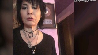 Joan Jett và the Blackhearts trình diễn I Hate Myself for Loving You