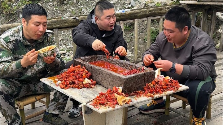 Sống một mình nuôi lợn giữa núi sâu, hai người bạn ghé thăm chỗ ở. Cho tôm hùm ăn tận 15 cân, cay xé