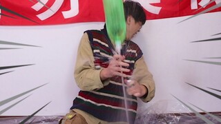 小伙用水火箭把房间弄得到处都是水宝宝，结果被妈妈打