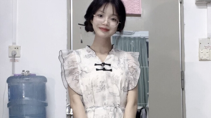 College girls are boldly trying out new Chinese-style dresses! So stunning!!