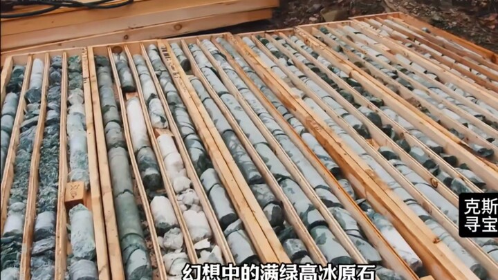 Chuyên gia Trung Quốc chỉ tay một cái là đã phát hiện ra mạch ngọc phỉ thúy, khiến người nước ngoài 
