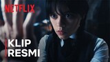 Wednesday Addams vs. Thing | Klip Resmi | Netflix