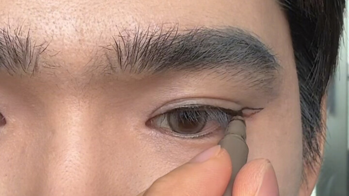 ฉันอยากสอนคุณเขียนอายไลเนอร์แบบตัวต่อตัว!