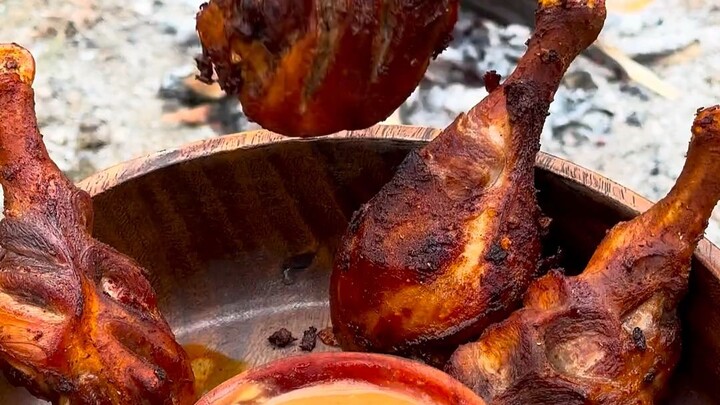 ออกกลางแจ้งมาจัดขาไก่ชิ้นใหญ่สักหน่อย