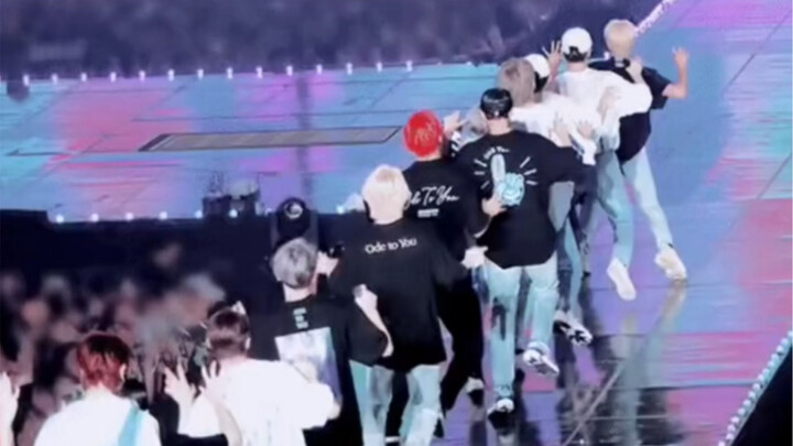 อ๋อ นี่แหละคือความแตกต่างระหว่างบอยกรุ๊ปกับเกิร์ลกรุ๊ปเวลาเล่นเกมส์สินะ พวกเธอห้ามตลกเกินไปนะ!