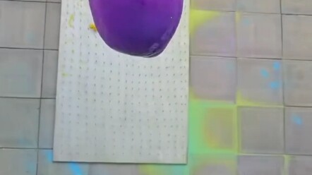 لحظة التفجير المحرِّرة لزجاجة تتدحرج فوق جبل من السكاكين!