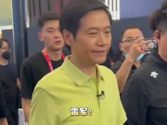 Truck driver: No, please don’t! Xiaomi SU7 owner: It’s fine, I’ll just take a photo~