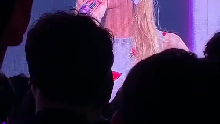[TWICE] 190526 World Tour Fan Cam - My Little Sweetie Sana, nom nom~
