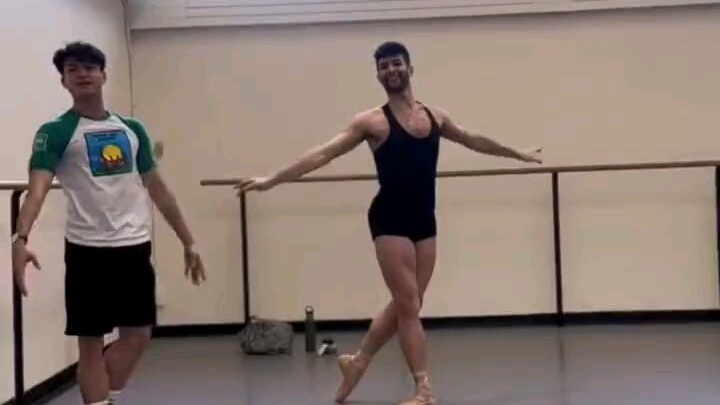 หนุ่มหุ่นล่ำกล้ามแน่นเต้นบัลเลต์ได้พลิ้ว轻ดุจนางนวล ชาวเน็ตชมว่า: ความแมนที่อ่อนโยนสุดๆ!