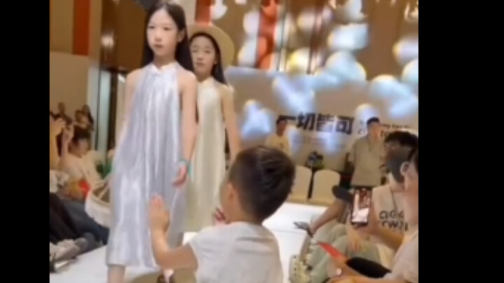 Mạng quốc tế xôn xao trước cảnh cậu bé Trung Quốc xin bắt tay tại show thời trang trẻ em: Cô gái mặc