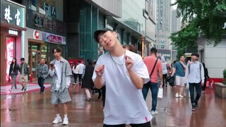 这个bgm好魔性，后面的小哥哥我不认识你们知道是谁吗