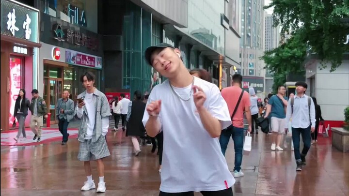 这个bgm好魔性，后面的小哥哥我不认识你们知道是谁吗