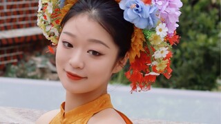 Đợi người yêu với hoa cài trên tóc