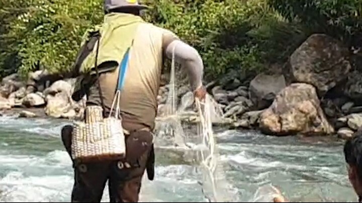 cast net fishing in Nepal | himalayan trout fishing with handmade cast net |