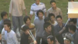 2008年的老视频 一国内大学校园里众多学生追砍两个入校盗窃并且杀人的小偷