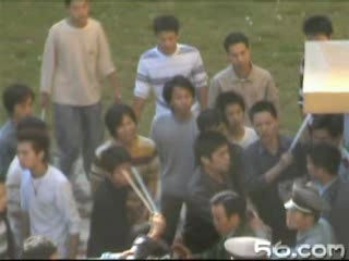 2008年的老视频 一国内大学校园里众多学生追砍两个入校盗窃并且杀人的小偷