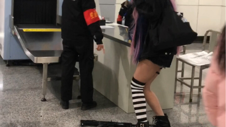 A cosplayer with a prop gun goes through security—Ersi Yuan’s ultimate cringe moment, hahahaha!