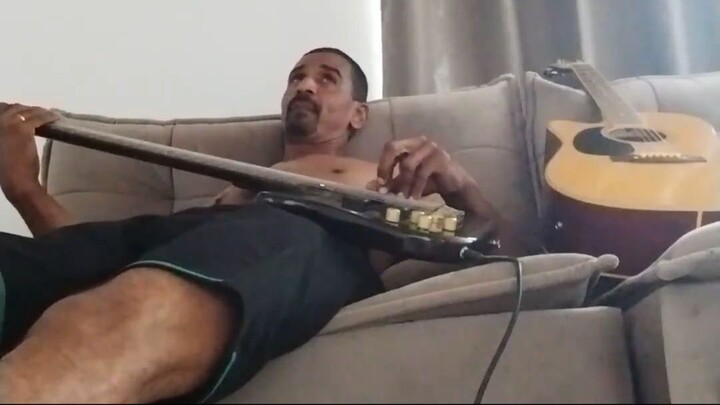 tocando baixo eletrico