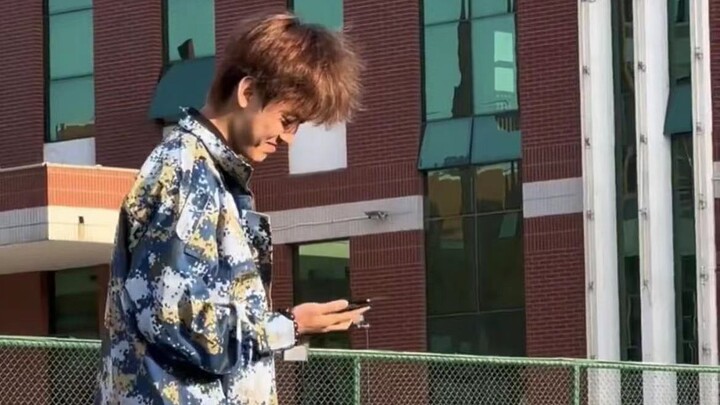 นักเรียนชายร้องเพลง江南style ระหว่างการฝึกทหาร ทำเอาทุกคนตะลึงไปทั้งสนาม