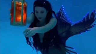 超梦幻会发光的美人鱼，硅胶做的美人鱼尾巴里，嵌入了50多颗防水LED灯