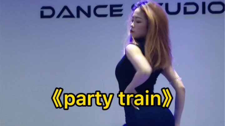 Điệu nhảy dẫn đầu quán bar gốc "Train Rock"