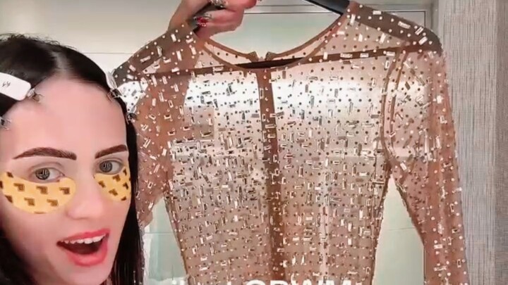 Pemasaran Influencer Internasional | Simak Kreasi OOTD Blogger Cantik Luar Negeri dengan “Rok Transp