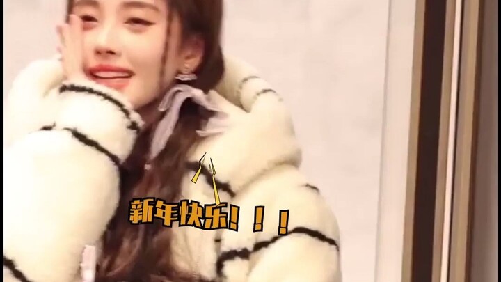 Cúc Tịnh Y cùng fan đợi đón năm mới ở cửa thang máy