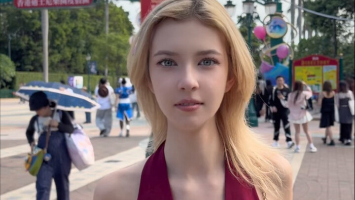 When Hanging Out with a Little Foreigner, Hong Kong Actually Showed This Scene