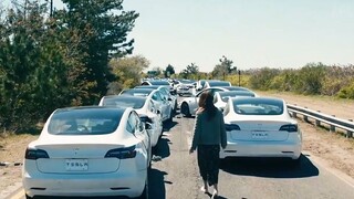女人正在路上查看前面撞在一起的汽车，下一秒竟有无数辆汽车向她撞来