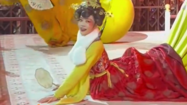 The unsteady lady at the Tang Paradise accidentally fell over.