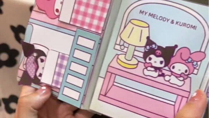 Nge-eksibisi buku tenang yang dibuatin teman baikku! Aku bisa main seharian, hahaha!