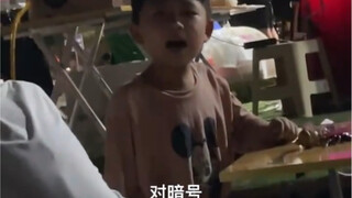 孤勇者暗号对接成功，孩子妈妈骄傲地低下了头