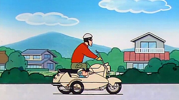 "Nohara Hiroshi lái xe máy và chở Shin-chan từ Kasukabe về quê nhà của cậu ở Akita."