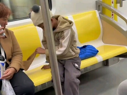 Mấy nhóc cười bò luôn haha, ai đã trộm vé xe của tớ vậy! #NhócBé