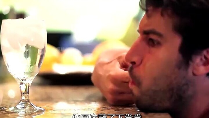 你能体会喝什么都变成沙的崩溃吗？男人被诅咒，喝水就闪现到沙漠