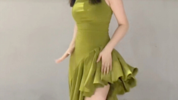 What an elegant look—strap dress paired with high heels! Why complicate it, huh?