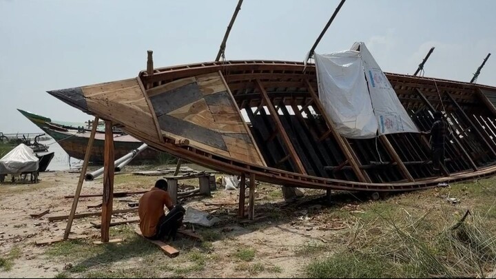 Giant Wooden Boat Making on Riverbank 🛶🔨#shorts #boatmaking #satisfying