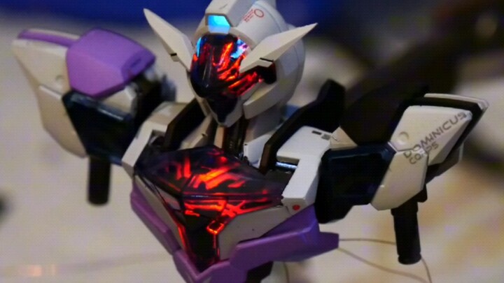 Bandai Mercury's Witch HG Jiu Demon Spirit cùng với dàn đèn trưng bày.