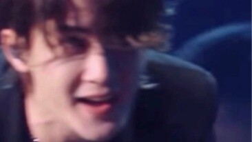 Anh ta đẩy chiếc áo gió của mình ra sau. Anh ta bị điên, và tôi cũng vậy...