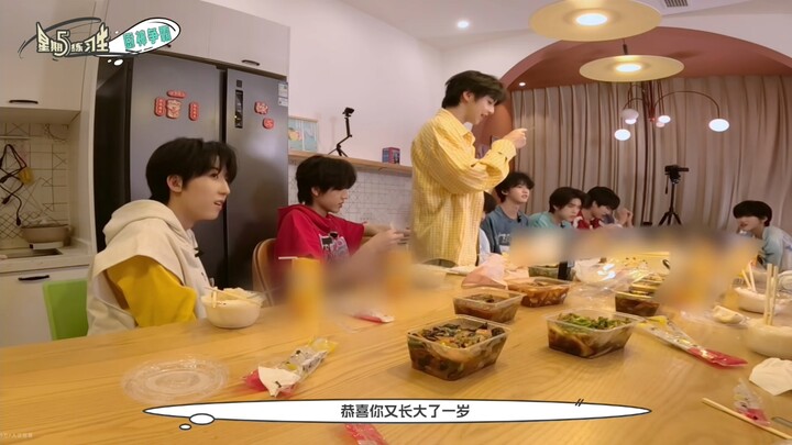 Nie Weichen’s 15th birthday—Xiao Sisi and the others throw him a surprise party!